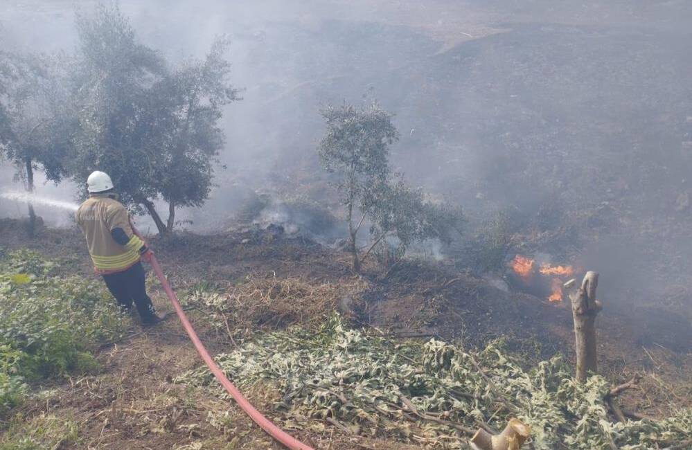 Hatay’ın Kumlu ilçesinde bir evin bahçesinde çıkan yangın, itfaiye ekiplerinin