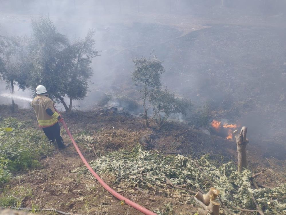 Hatay’ın Kumlu ilçesinde bir evin bahçesinde çıkan yangın, itfaiye ekiplerinin