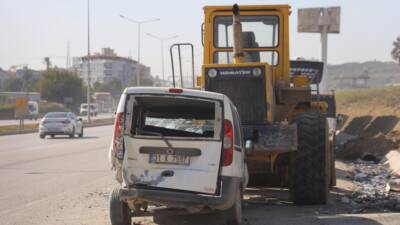 Antakya Ekinci Mahallesi’nde meydana gelen zincirleme trafik kazasında, bir otomobil
