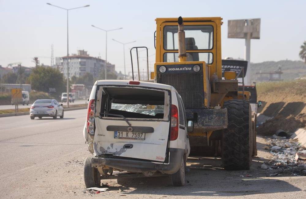 Antakya Ekinci Mahallesi’nde meydana gelen zincirleme trafik kazasında, bir otomobil