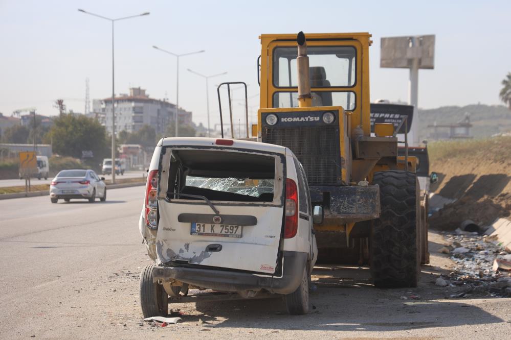 Antakya Ekinci Mahallesi’nde meydana gelen zincirleme trafik kazasında, bir otomobil