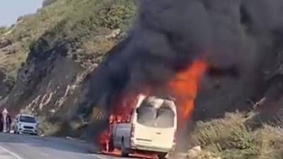 Hatay’ın Altınözü–Antakya yolu üzerinde, Kuruyer Mahallesi yakınlarında ilerleyen bir minibüs,