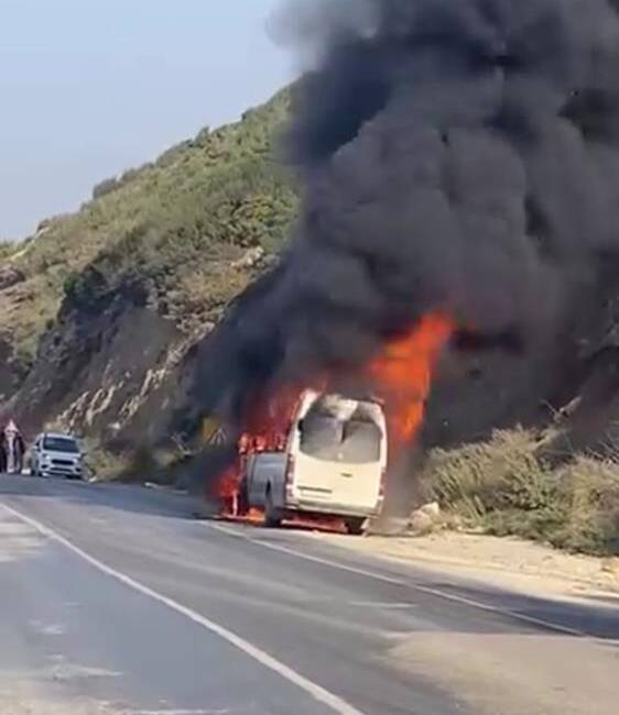 Hatay’ın Altınözü–Antakya yolu üzerinde, Kuruyer Mahallesi yakınlarında ilerleyen bir minibüs,