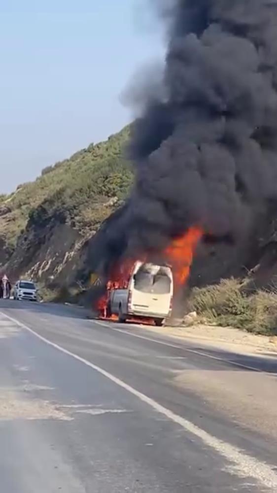 Hatay’ın Altınözü–Antakya yolu üzerinde, Kuruyer Mahallesi yakınlarında ilerleyen bir minibüs,