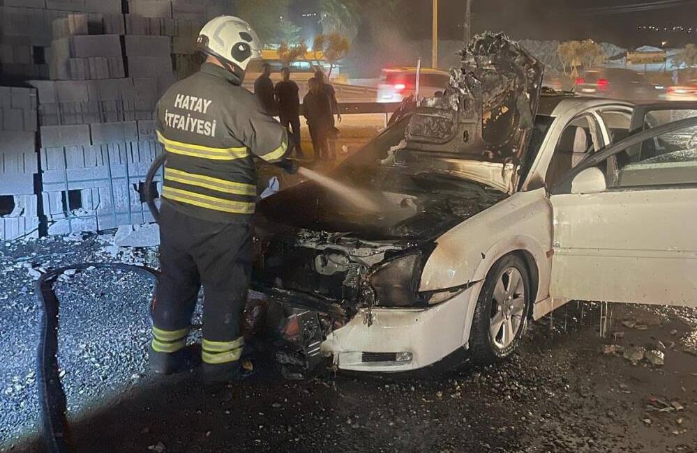Hatay’ın Antakya ilçesinde seyir halindeyken motor kısmında yangın çıkan otomobil,