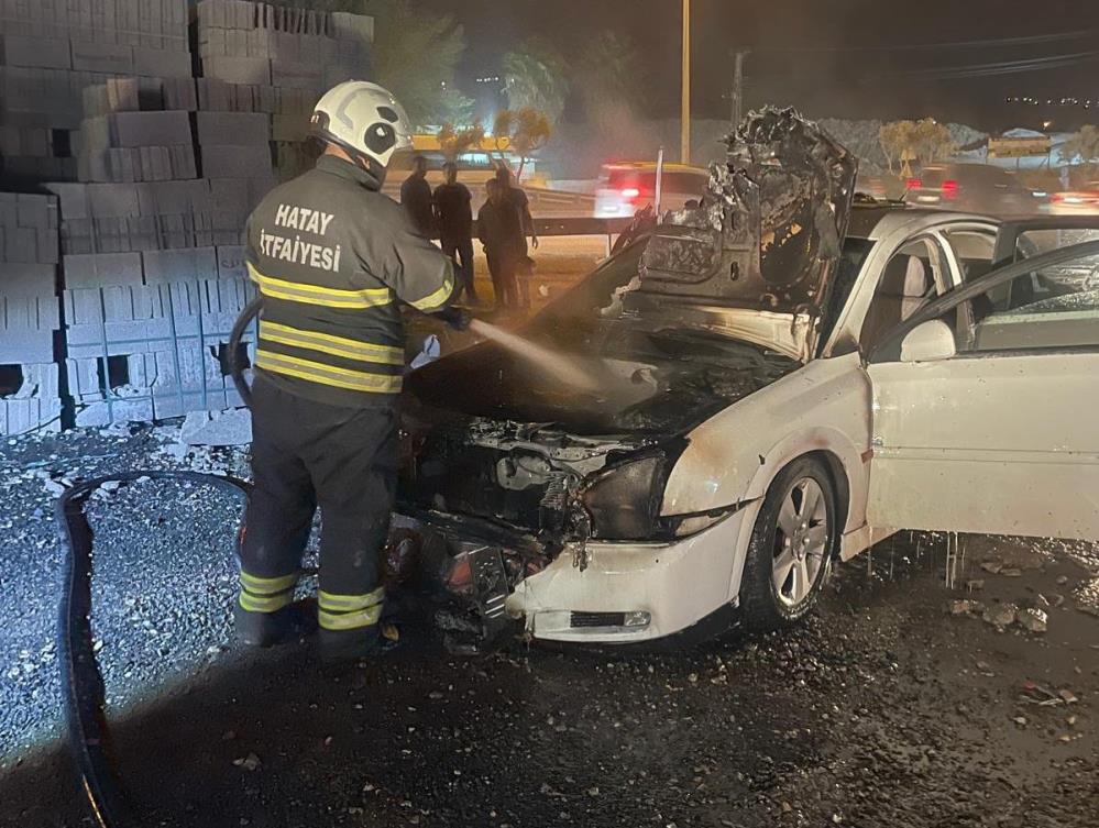 Hatay’ın Antakya ilçesinde seyir halindeyken motor kısmında yangın çıkan otomobil,