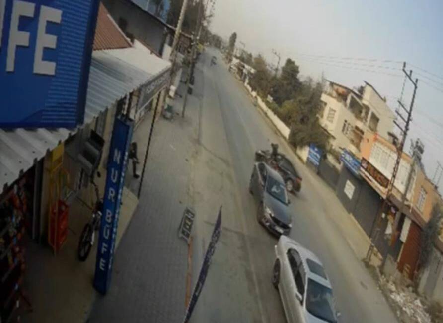 Hatay’ın Dörtyol ilçesinde meydana gelen trafik kazasında, motosikletin dönüş yapmak