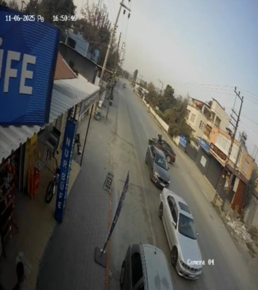 Hatay’ın Dörtyol ilçesinde meydana gelen trafik kazasında, motosikletin dönüş yapmak