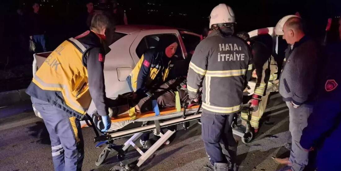 Hatay’ın Kırıkhan ilçesinde iki otomobilin çarpışması sonucu meydana gelen trafik