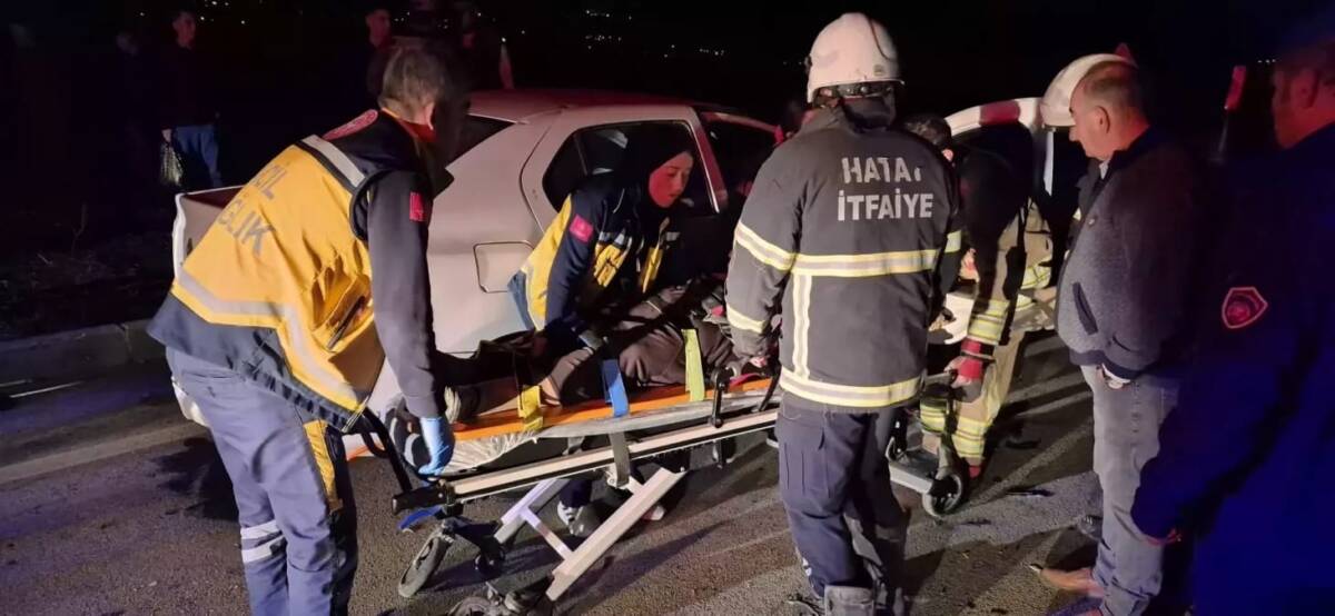 Hatay’ın Kırıkhan ilçesinde iki otomobilin çarpışması sonucu meydana gelen trafik