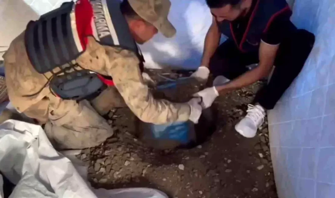 Hatay’ın Samandağ ilçesinde, jandarma ekipleri deprem çadırının içinde toprağa gömülü