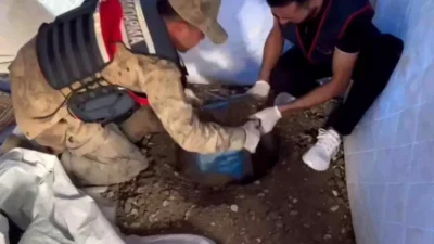 Hatay’ın Samandağ ilçesinde, jandarma ekipleri deprem çadırının içinde toprağa gömülü