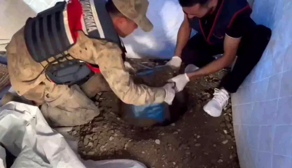 Hatay’da Deprem Çadırında Gömülü Uyuşturucu Ele Geçirildi Hatay’ın Samandağ ilçesinde, jandarma ekipleri deprem çadırının içinde toprağa gömülü