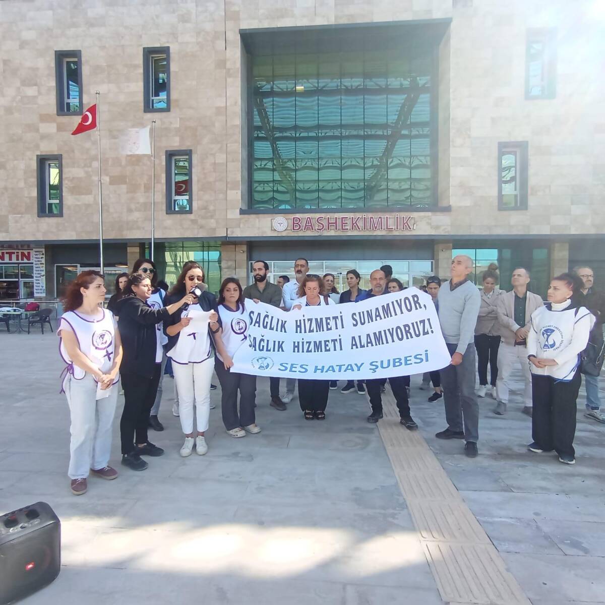 Hatay’ın Samandağ ilçesinde, uzman hekim yetersizliği ve adaletsiz görevlendirmeler nedeniyle