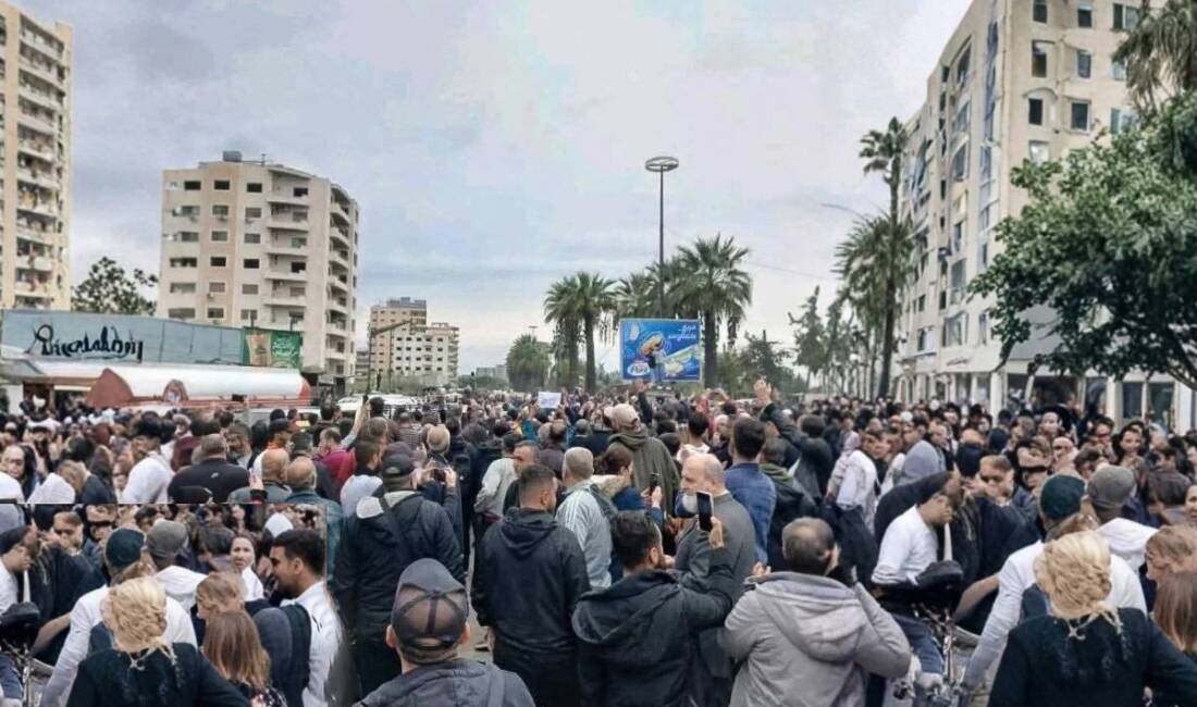 Suriye’nin orta ve sahil kesimlerinde binlerce Alevi, geçici Cumhurbaşkanı Ahmed