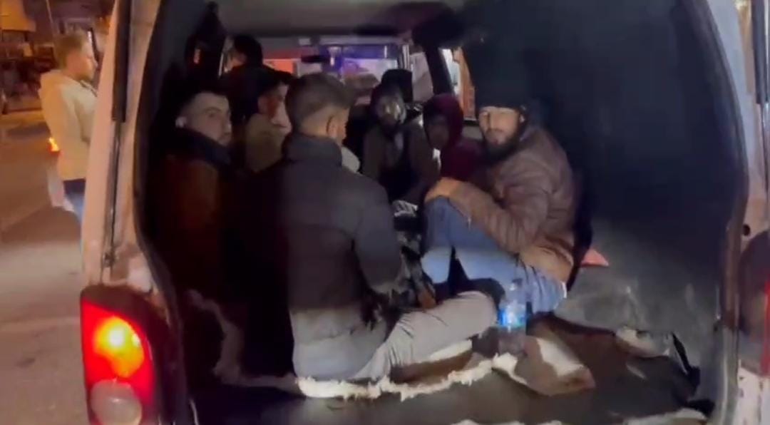 Hatay’da Suriye uyruklu 9 düzensiz göçmen yakalandı Hatay’da yasa dışı yollarla yurda giren 9 düzensiz göçmen yakalandı,