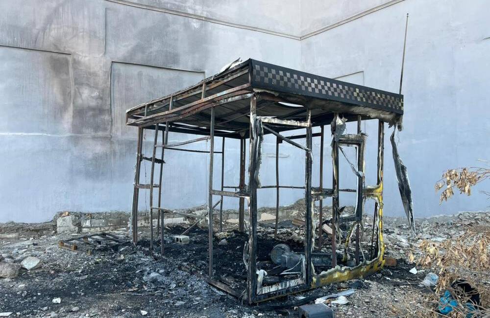 Antakya’nın Haraparası Mahallesi’nde bir taksi kulübesi çıkan yangın sonucu tamamen