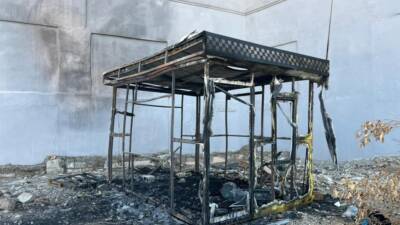 Antakya’nın Haraparası Mahallesi’nde bir taksi kulübesi çıkan yangın sonucu tamamen