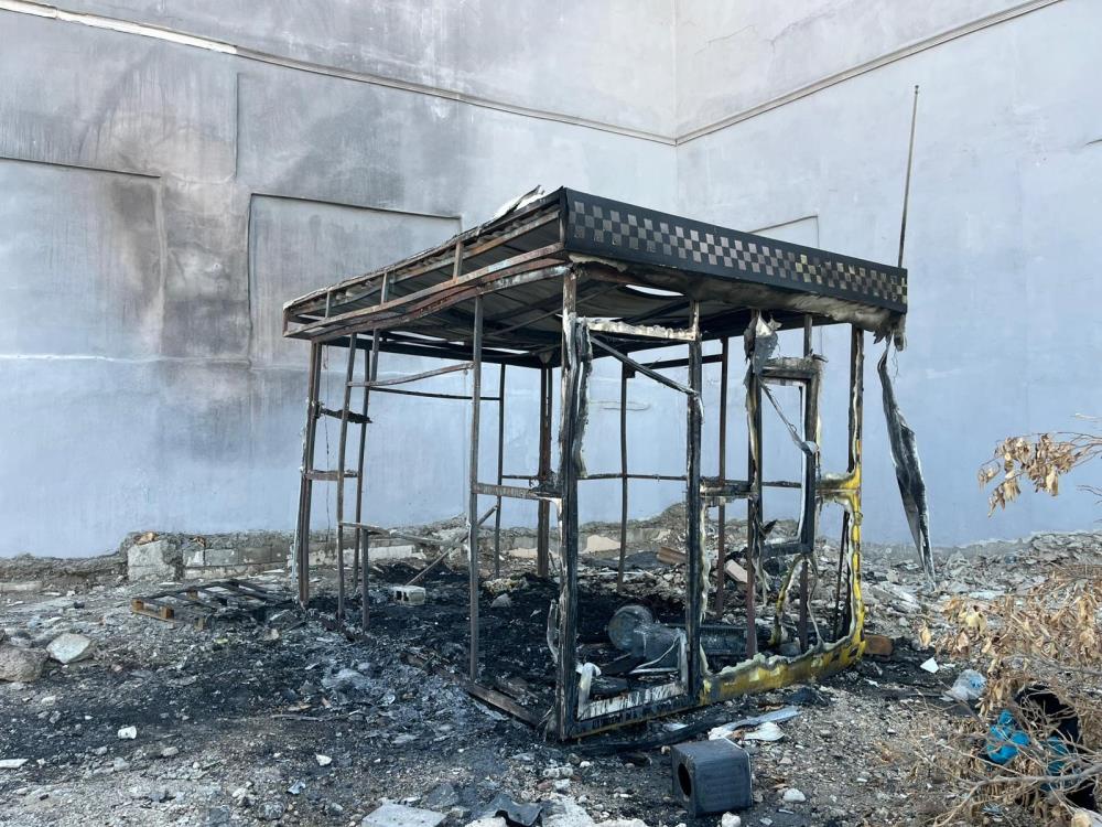 Antakya’nın Haraparası Mahallesi’nde bir taksi kulübesi çıkan yangın sonucu tamamen
