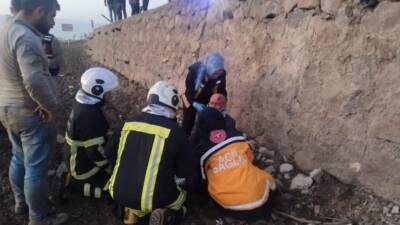 Hatay’ın Kırıkhan ilçesinde meydana gelen kazada bir otomobil şarampole devrilerek