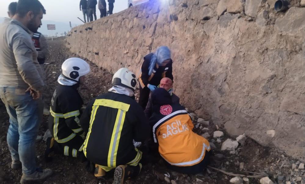 Hatay’ın Kırıkhan ilçesinde meydana gelen kazada bir otomobil şarampole devrilerek