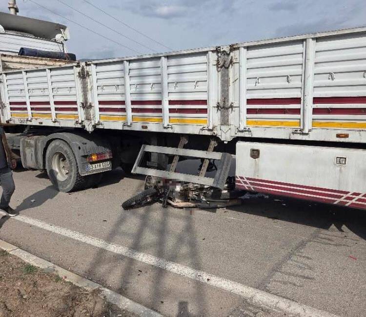 Antakya-İskenderun yolu Organize Sanayi kavşağında meydana gelen kazada bir motosiklet