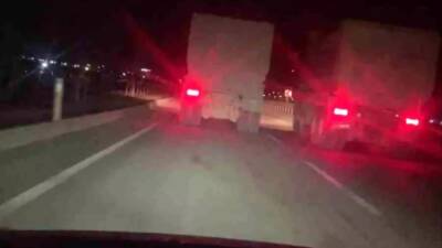 Hatay’ın Antakya ilçesi havaalanı yolunda iki hafriyat kamyonu, adeta birbirleriyle