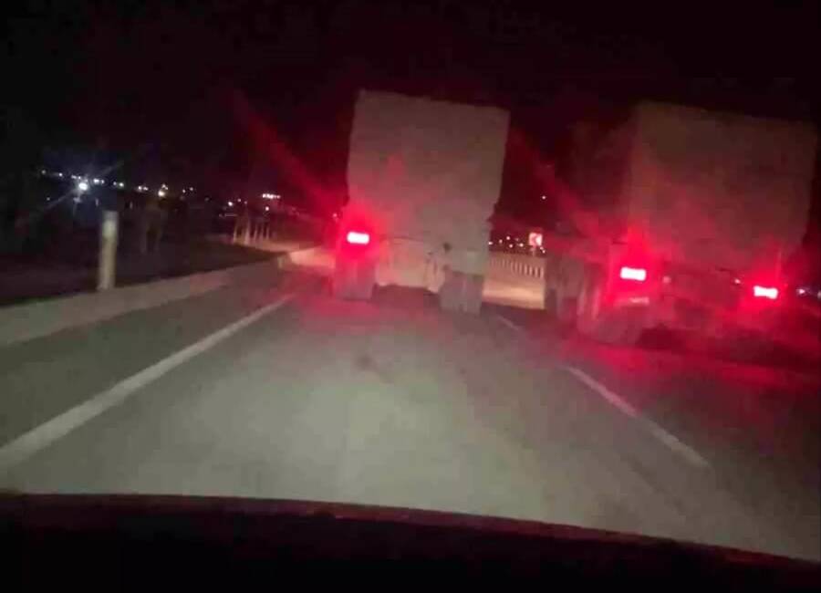 Hatay’ın Antakya ilçesi havaalanı yolunda iki hafriyat kamyonu, adeta birbirleriyle