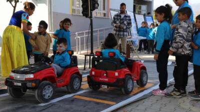 Hatay Büyükşehir Belediyesi (HBB), çocukların trafik kurallarını öğrenmelerini ve trafikte
