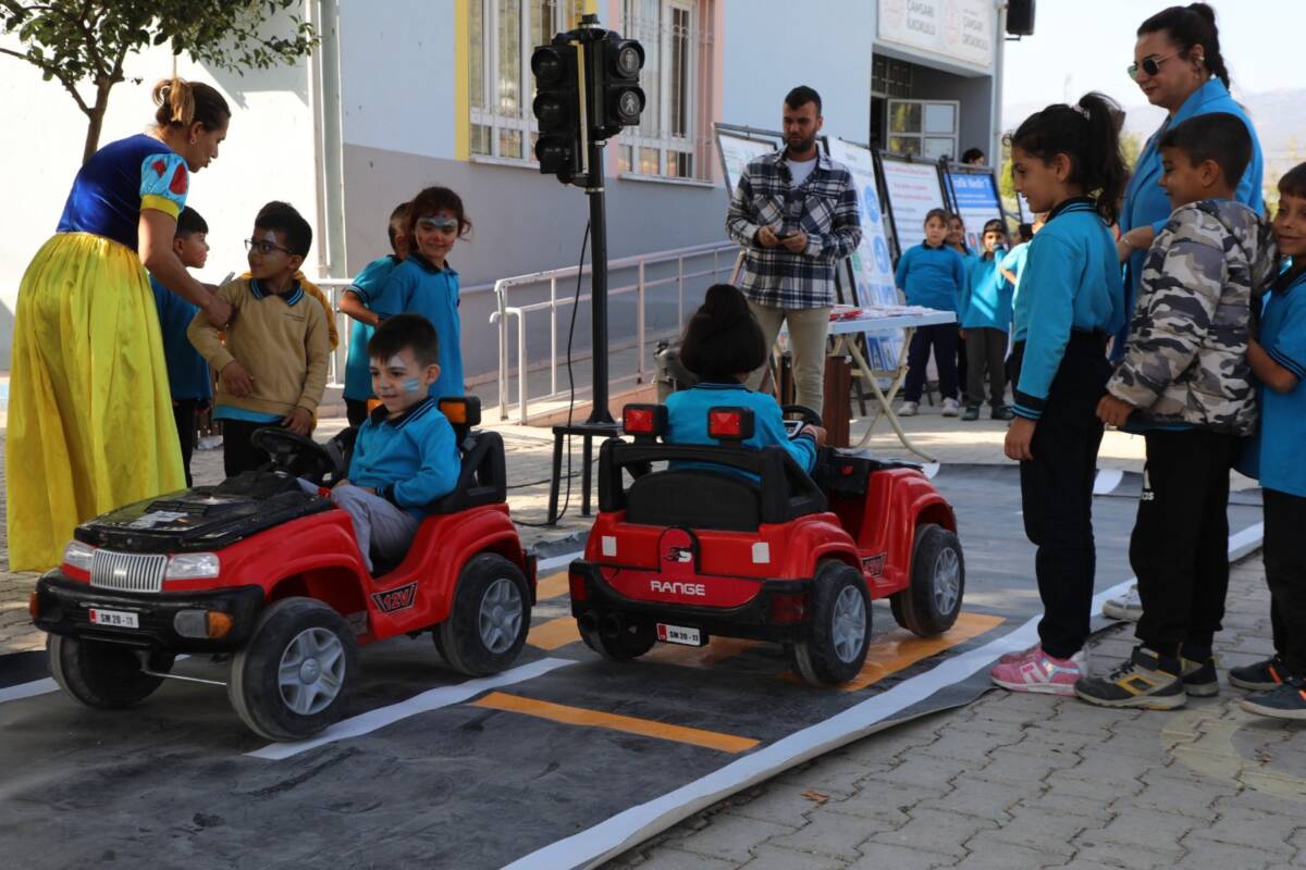 Hatay Büyükşehir Belediyesi (HBB), çocukların trafik kurallarını öğrenmelerini ve trafikte