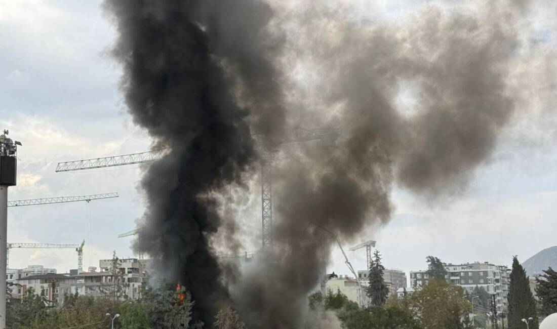 Hatay’ın Defne ilçesine bağlı Akdeniz Mahallesi yol kavşağında bulunan türbe