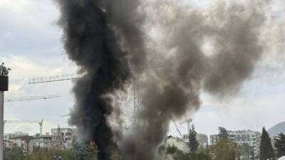 Hatay’ın Defne ilçesine bağlı Akdeniz Mahallesi yol kavşağında bulunan türbe