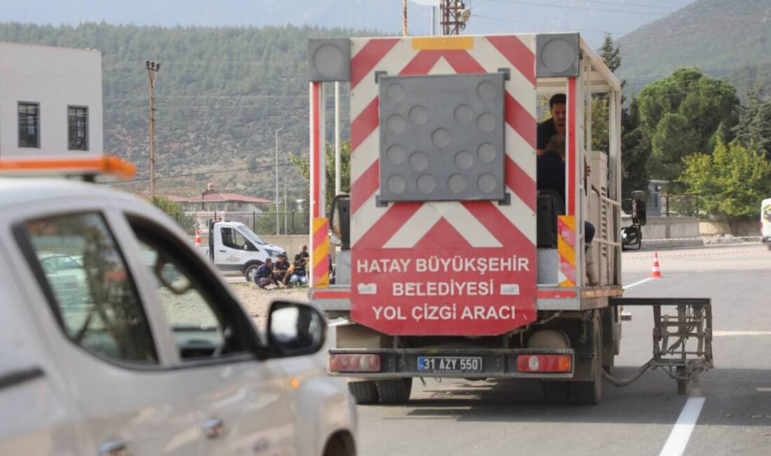 Hatay Büyükşehir Belediyesi (HBB), şehir genelinde yürüttüğü yol yapım ve