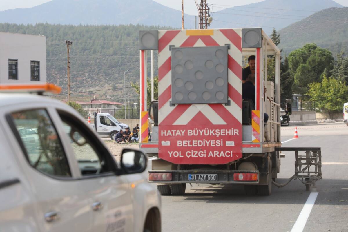 Hatay Büyükşehir Belediyesi (HBB), şehir genelinde yürüttüğü yol yapım ve