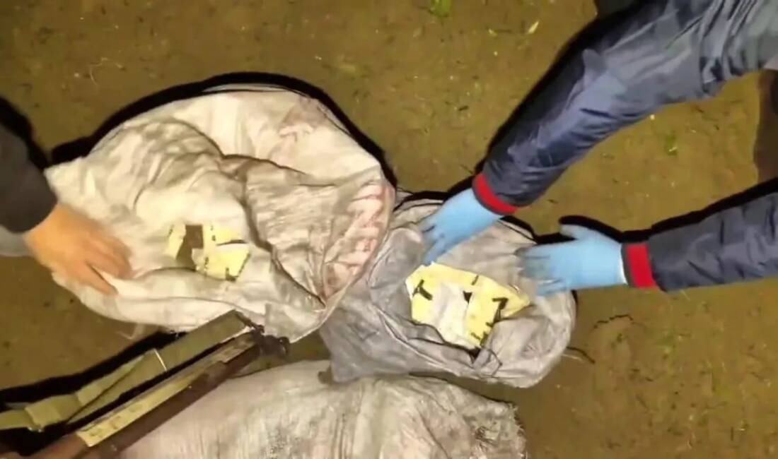 Zeytinlikte Gizli Uyuşturucu Stoku Ele Geçirildi Hatay’da jandarma ekiplerince düzenlenen operasyonda, zeytin bahçesi içerisinde torbada saklanan