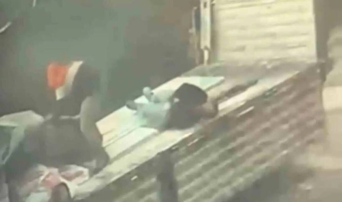 Hatay’ın Arsuz ilçesinde tır dorsesinden yük indirdiği sırada yıldırım isabet