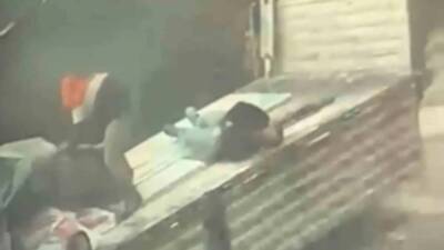 Hatay’ın Arsuz ilçesinde tır dorsesinden yük indirdiği sırada yıldırım isabet