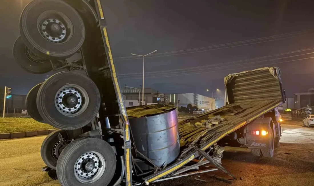 Hatay’ın Payas–Dörtyol karayolunda seyir hâlindeki bir tırın dorsesi ortadan ikiye