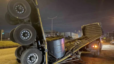 Hatay’ın Payas–Dörtyol karayolunda seyir hâlindeki bir tırın dorsesi ortadan ikiye