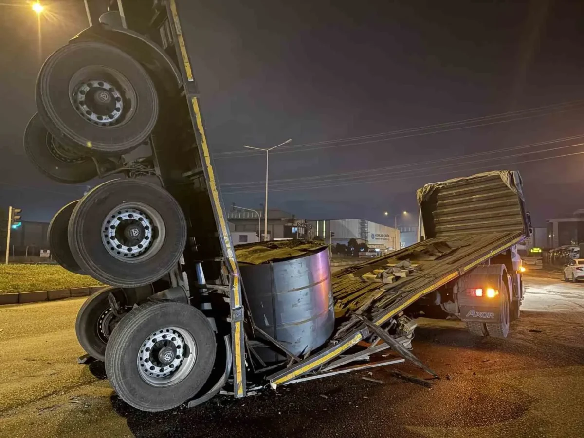 Hatay’ın Payas–Dörtyol karayolunda seyir hâlindeki bir tırın dorsesi ortadan ikiye