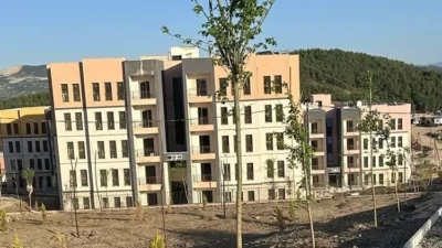 Hatay’ın Yayladağı ilçesi Kurtuluş Mahallesi’ndeki TOKİ deprem konutlarında yaşayan depremzedeler,