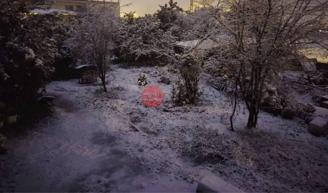 Hatay’da beklenen kar yağışı sabah saatlerinden itibaren etkili olmaya başladı.
