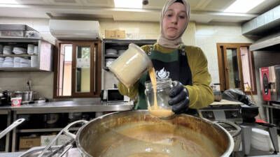 Gastronomi kenti Hatay’da, kadın kooperatifi üyesi kadınların ürettiği süt reçeli,
