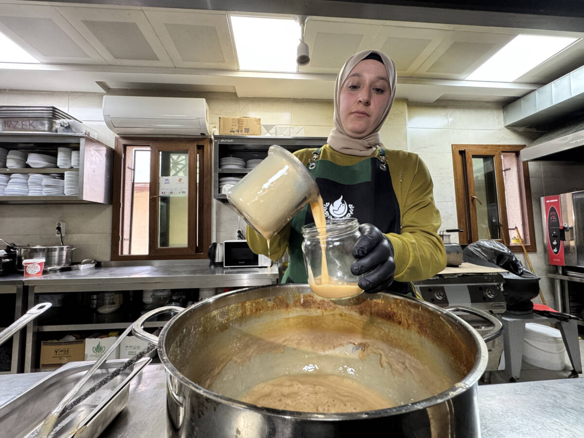 Gastronomi kenti Hatay’da, kadın kooperatifi üyesi kadınların ürettiği süt reçeli,