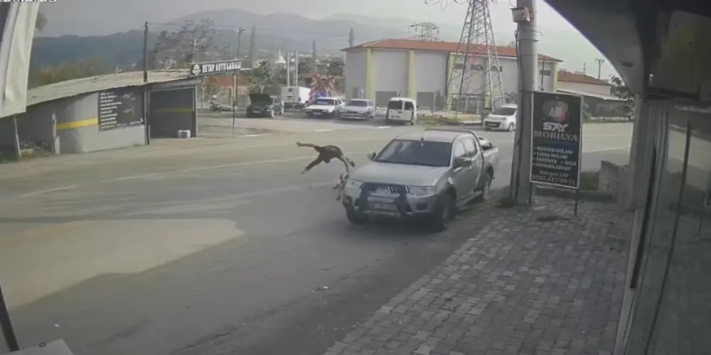 Şerit ihlali faciaya dönüştü Hatay’ın Dörtyol ilçesinde güvenlik kamerasına yansıyan kazada, motosiklet sürücüsünün yaşadığı