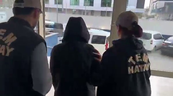 FETÖ’ye Darbe: Hatay’da Aranan 2 Şahıs Kıskıvrak Yakalandı Hatay’da terörle mücadele kapsamında düzenlenen operasyonda, FETÖ/PDY silahlı terör örgütü