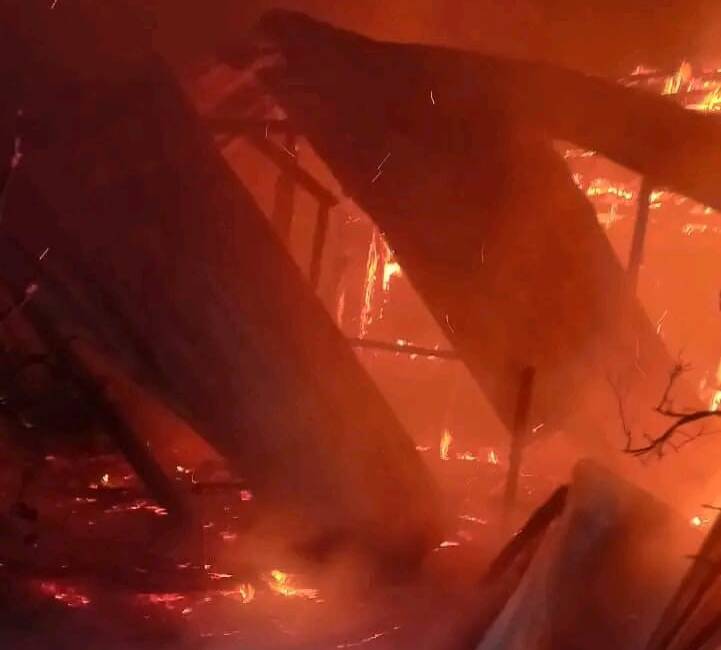 Erzin’de Baraka Alevlere Teslim Oldu Hatay’ın Erzin ilçesinde Mahmutlu Mahallesi’nde çıkan baraka yangını, itfaiye ekiplerinin