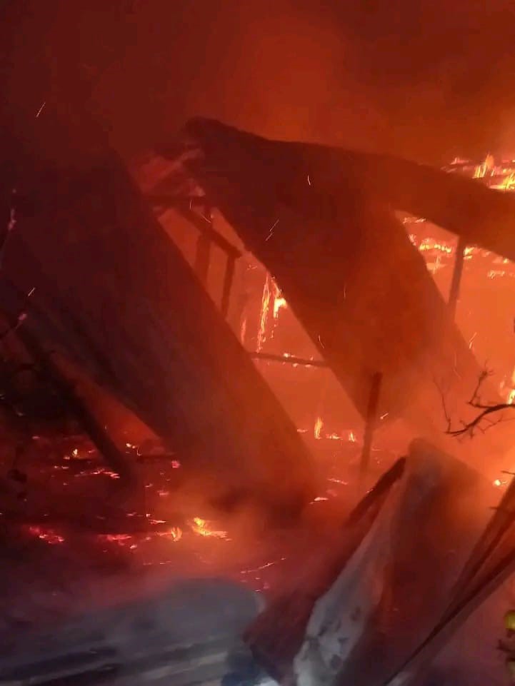 Hatay’ın Erzin ilçesinde Mahmutlu Mahallesi’nde çıkan baraka yangını, itfaiye ekiplerinin