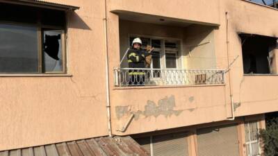 Hatay’ın Kırıkhan ilçesinde bir kedi, çatıda mahsur kaldı. Gazi Mahallesi