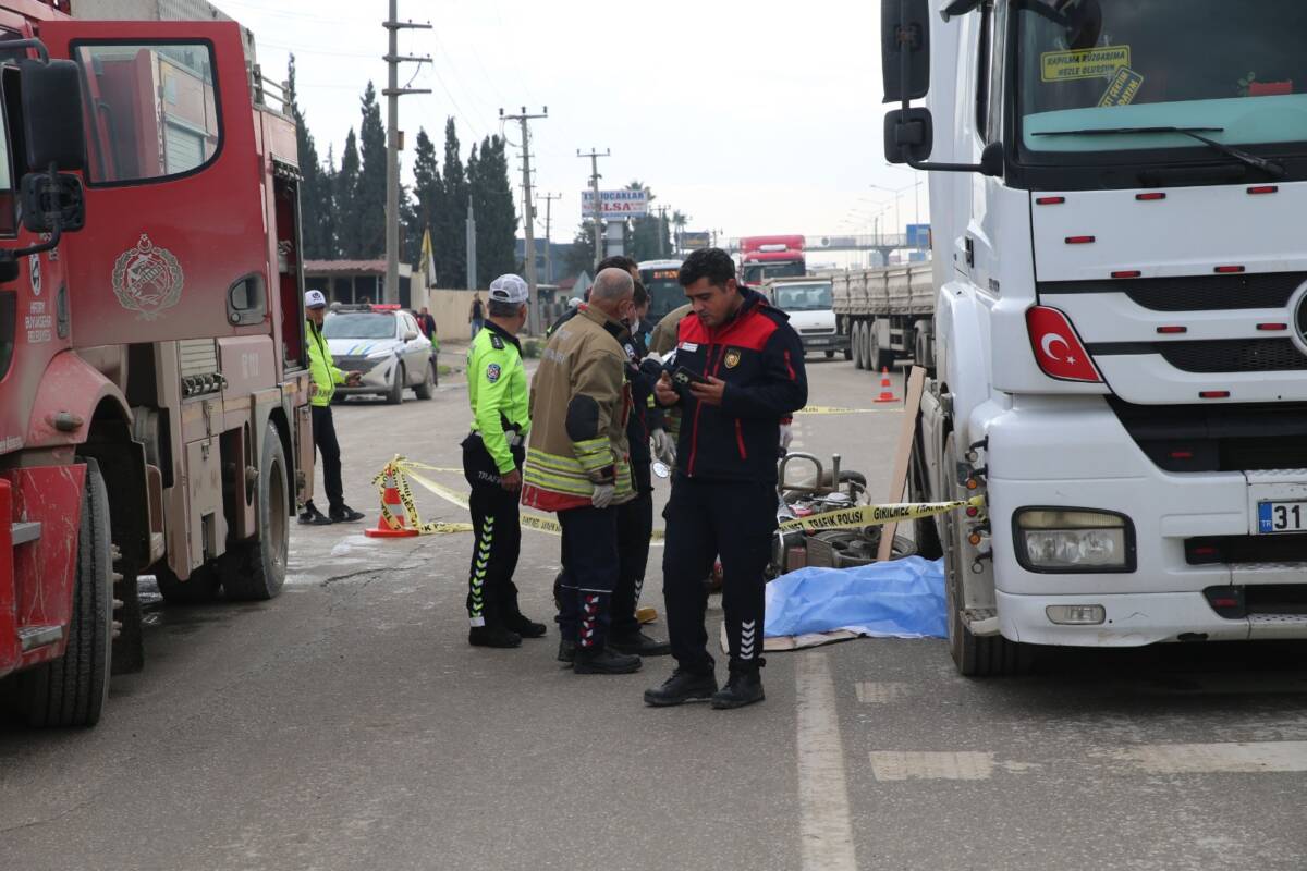 Hatay’ın merkez ilçesi Antakya’da meydana gelen trafik kazasında, tırla çarpışan